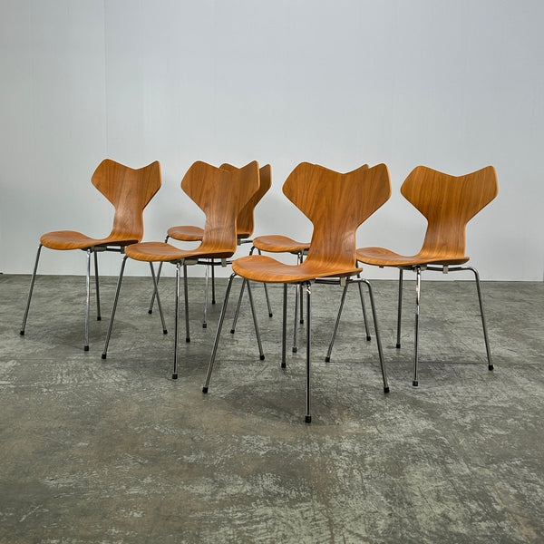Fritz Hansen Grand Prix Chairs by Arne Jacobsen, Set of Six @ REHAUS