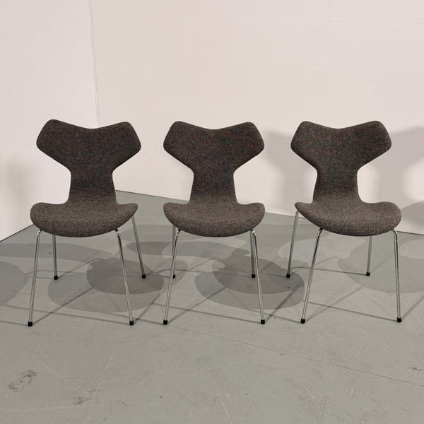 Fritz Hansen Grand Prix Chairs by Arne Jacobsen, Set of Three @ REHAUS