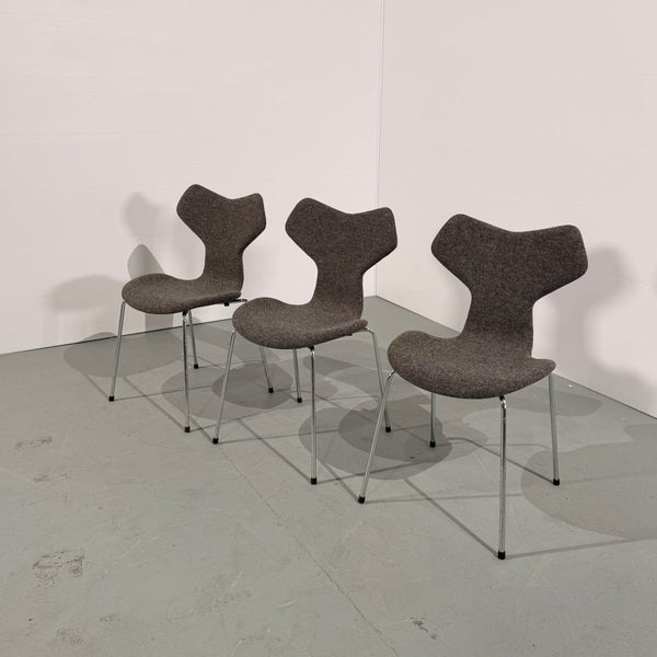 Fritz Hansen Grand Prix Chairs by Arne Jacobsen, Set of Three @ REHAUS