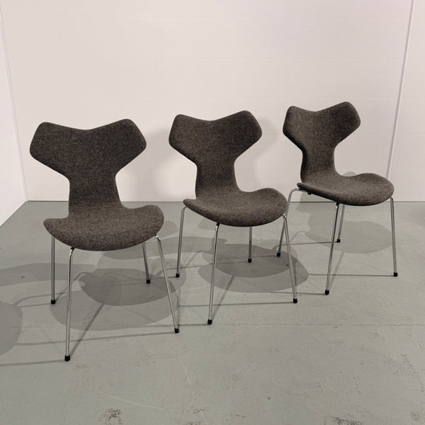Fritz Hansen Grand Prix Chairs by Arne Jacobsen, Set of Three @ REHAUS