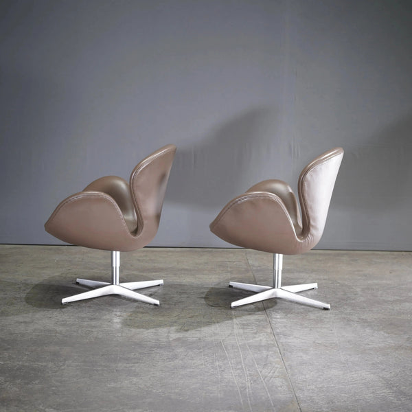Fritz Hansen Swan™ Leather Chair by Arne Jacobsen, set of 2 - REHAUS - Fritz Hansen