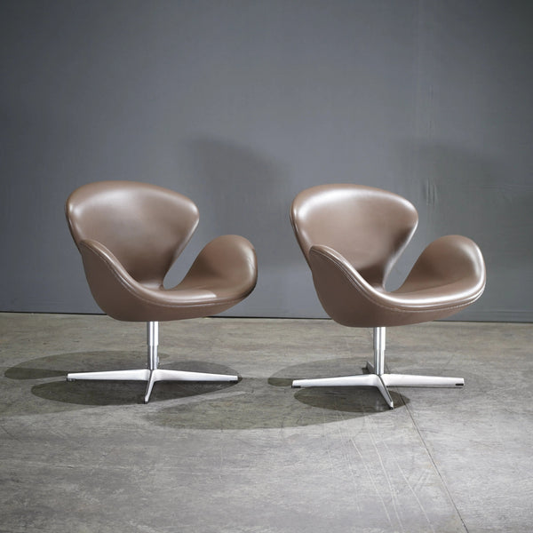 Fritz Hansen Swan™ Leather Chair by Arne Jacobsen, set of 2 - REHAUS - Fritz Hansen