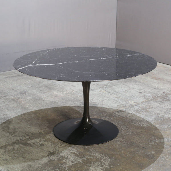 Knoll Saarinen 1370 Dining Table @ REHAUS