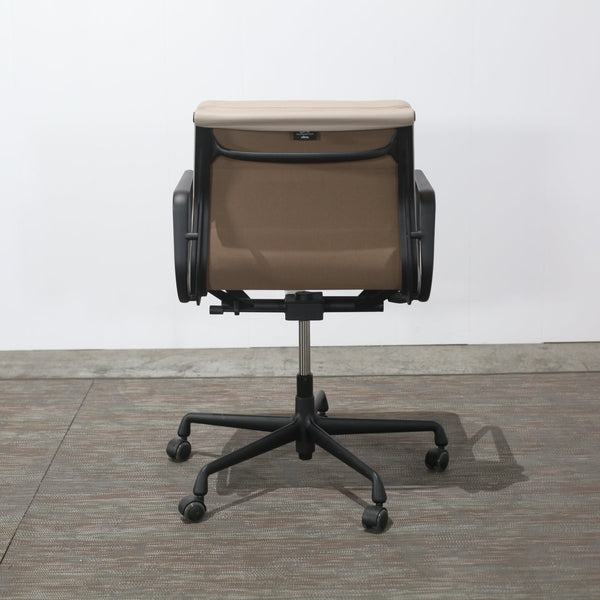 Vitra Soft Pad EA217 Chair by Charles & Ray Eames @ REHAUS