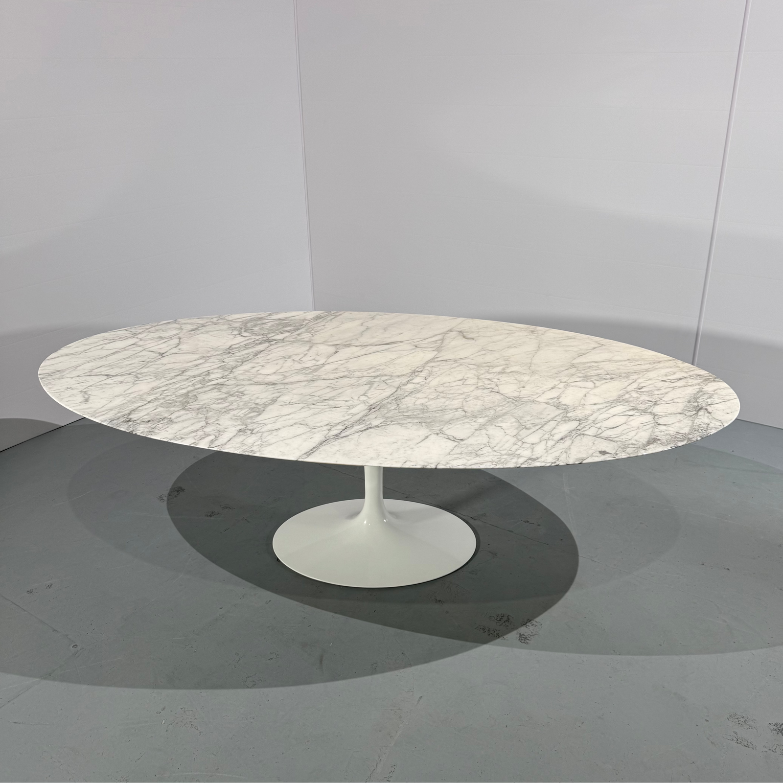 Knoll Saarinen Oval Tulip Dining Table