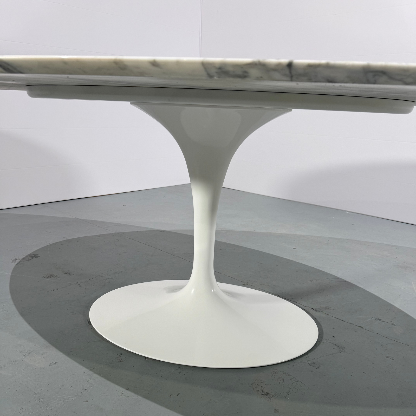 Knoll Saarinen Oval Tulip Dining Table