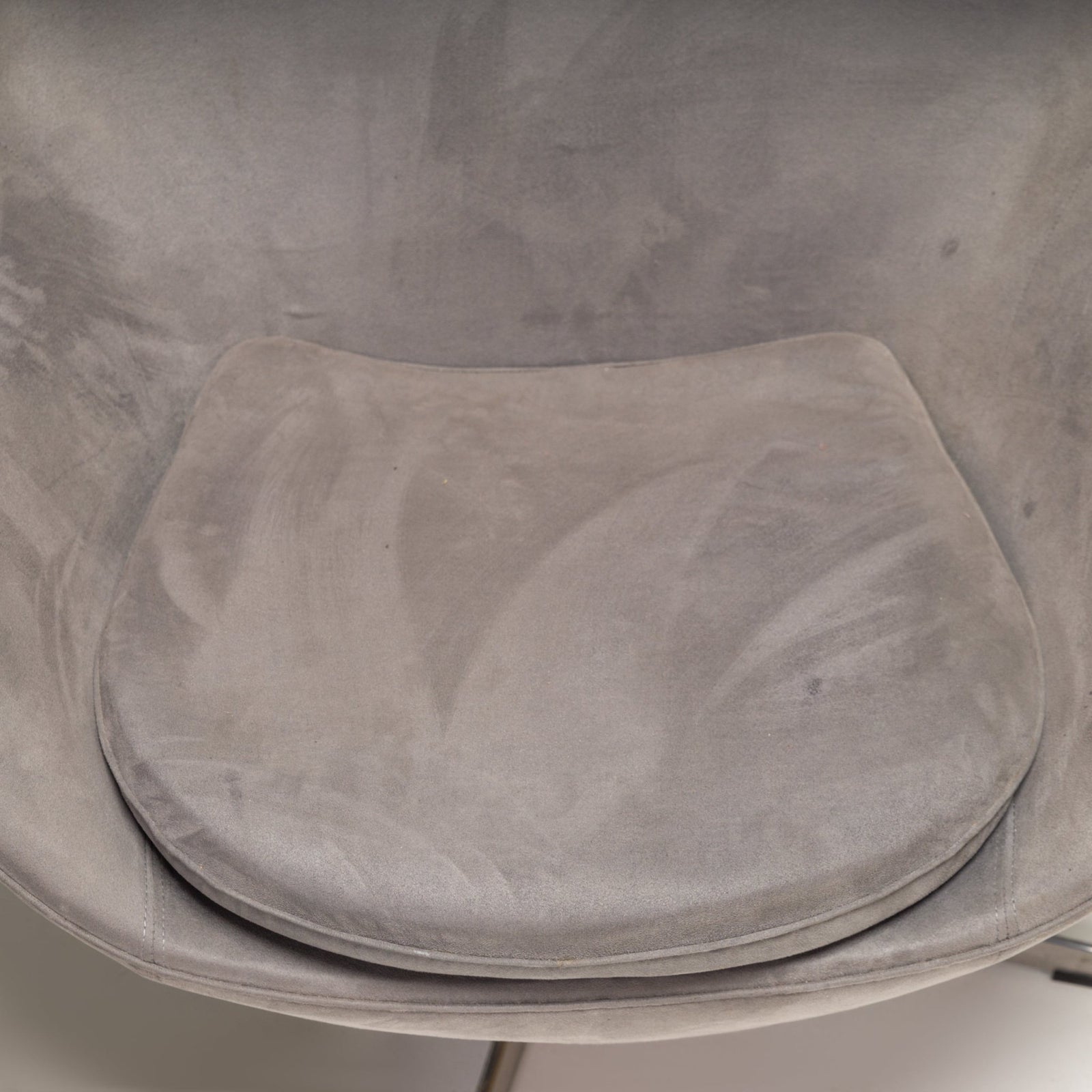 Arne Jacobsen for Fritz Hansen Grey Suede Egg Chair & Footstool @ REHAUS