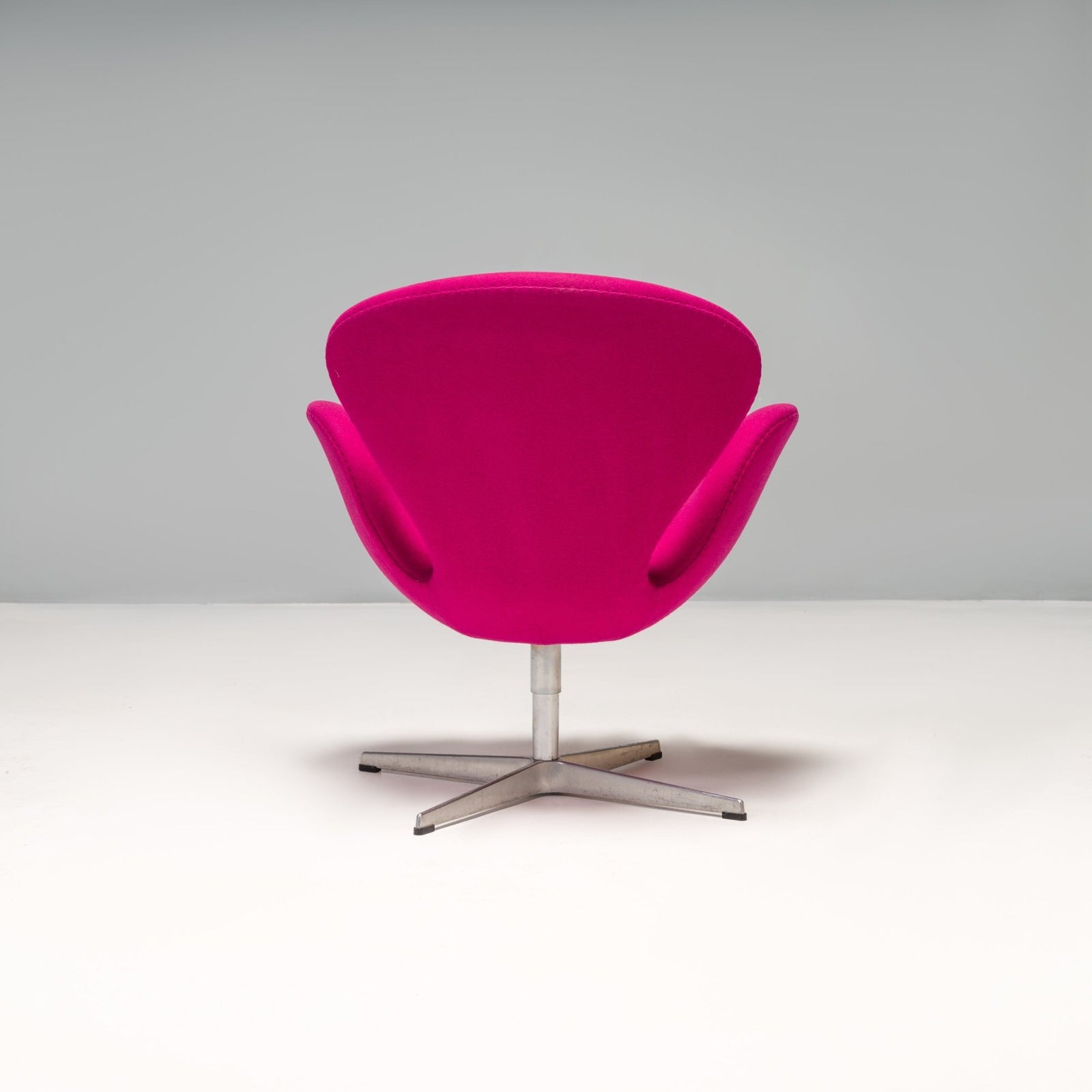 Arne Jacobsen for Fritz Hansen Purple Swan Swivel Armchair - REHAUS - arne jacobsen