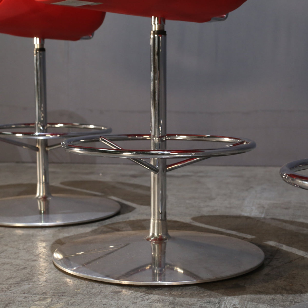 Artifort Little Tulip High Stool by Pierre Paulin @ REHAUS