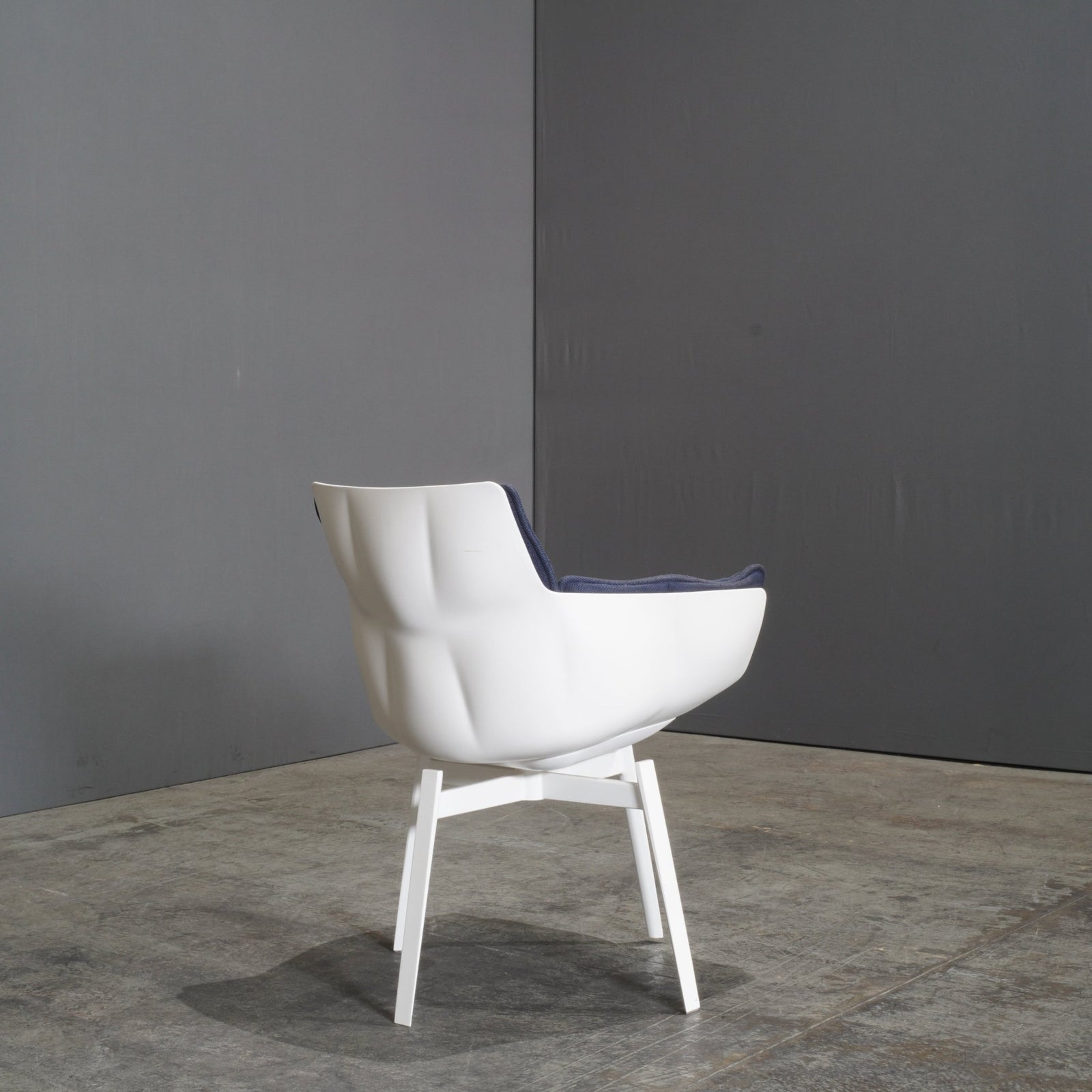 B&B Italia White Swivel Husk Chair by Patricia Urquiola @ REHAUS
