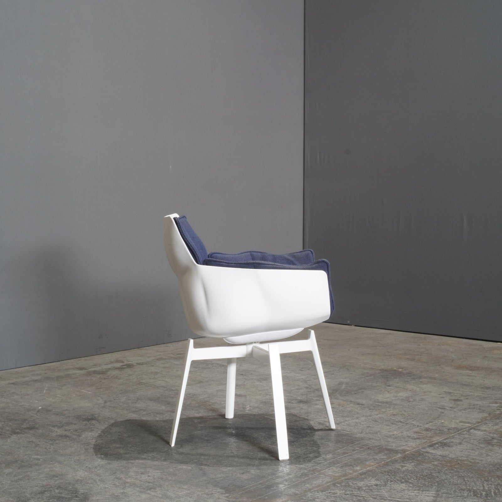 B&B Italia White Swivel Husk Chair by Patricia Urquiola @ REHAUS