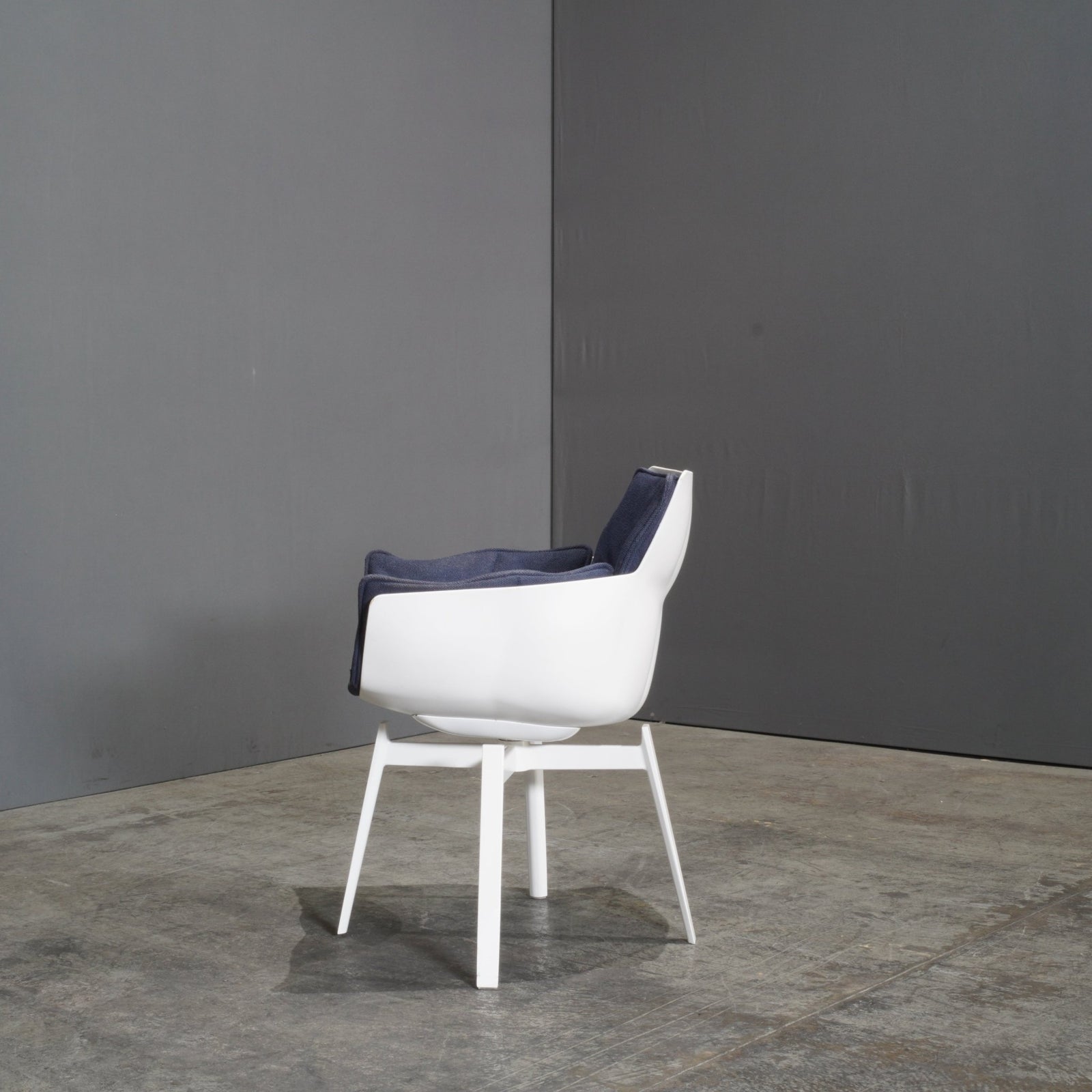B&B Italia White Swivel Husk Chair by Patricia Urquiola @ REHAUS