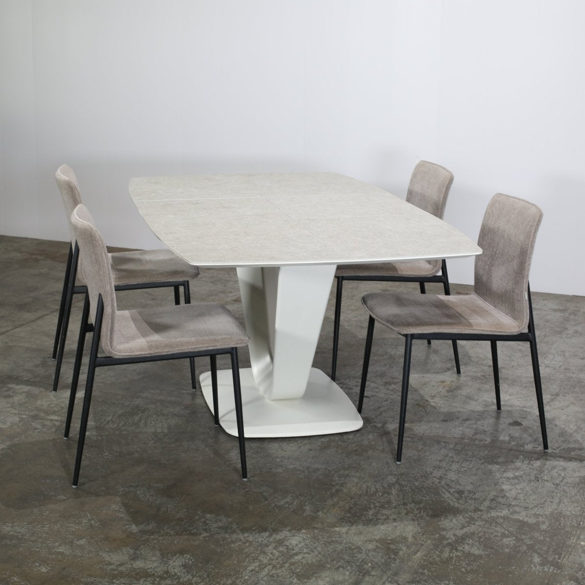 BoConcept Alicante Dining Table by ARDE @ REHAUS