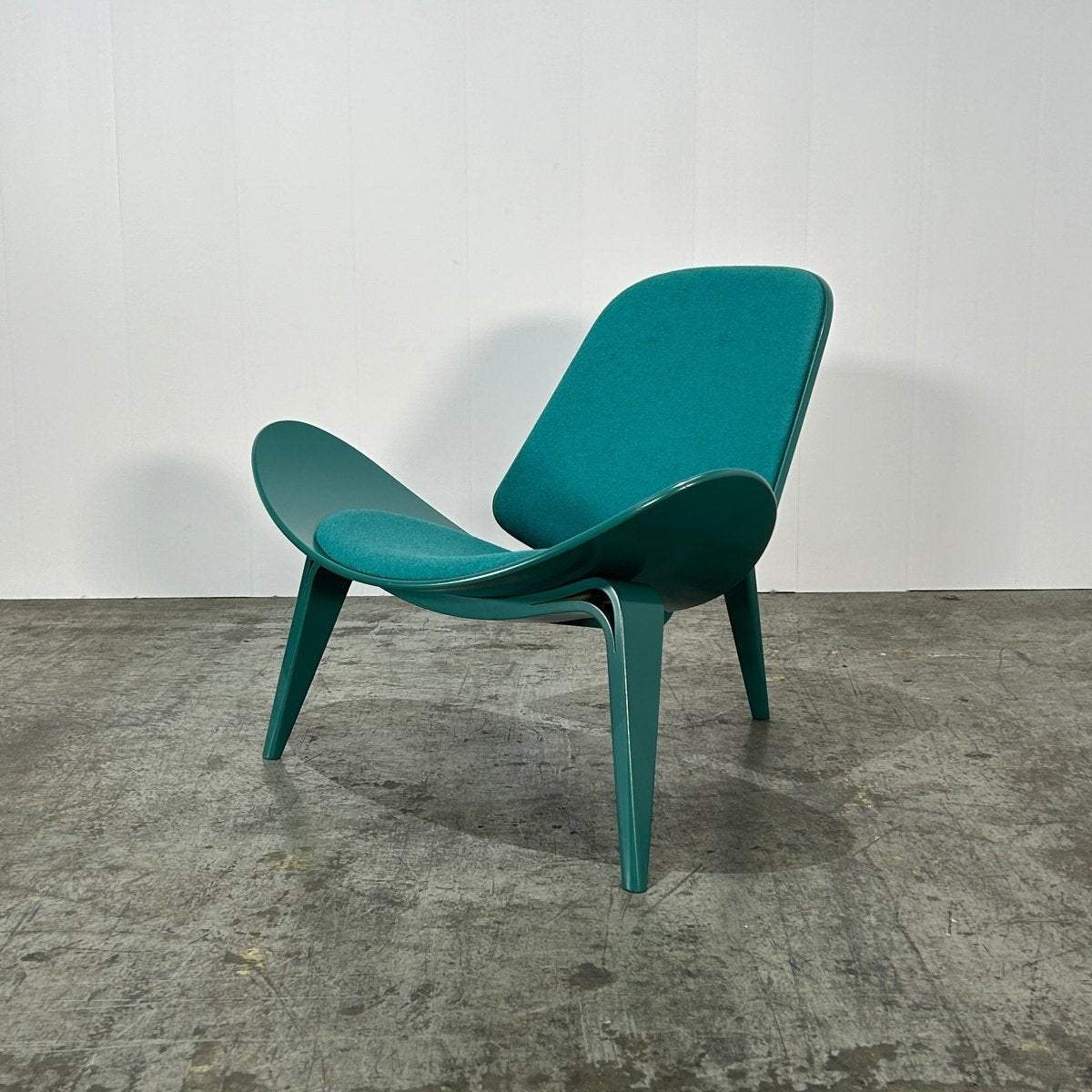Carl Hansen & Son CH07 Shell Chair by Hans J. Wegner @ REHAUS