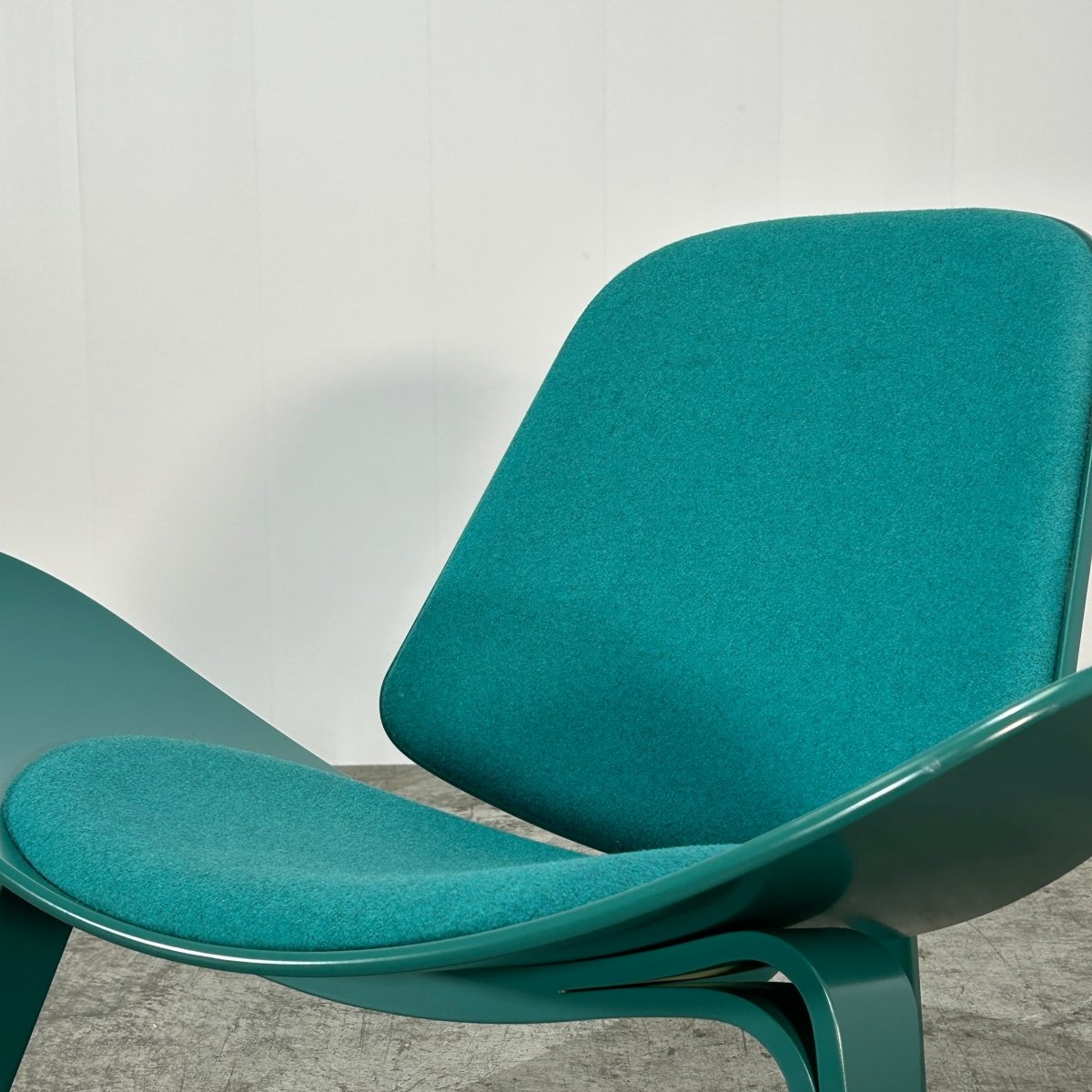 Carl Hansen & Son CH07 Shell Chair by Hans J. Wegner @ REHAUS