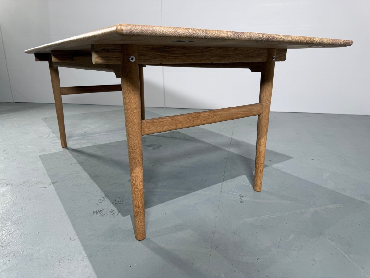 Carl Hansen & Son CH327 Dining Table by Hans Wegner @ REHAUS