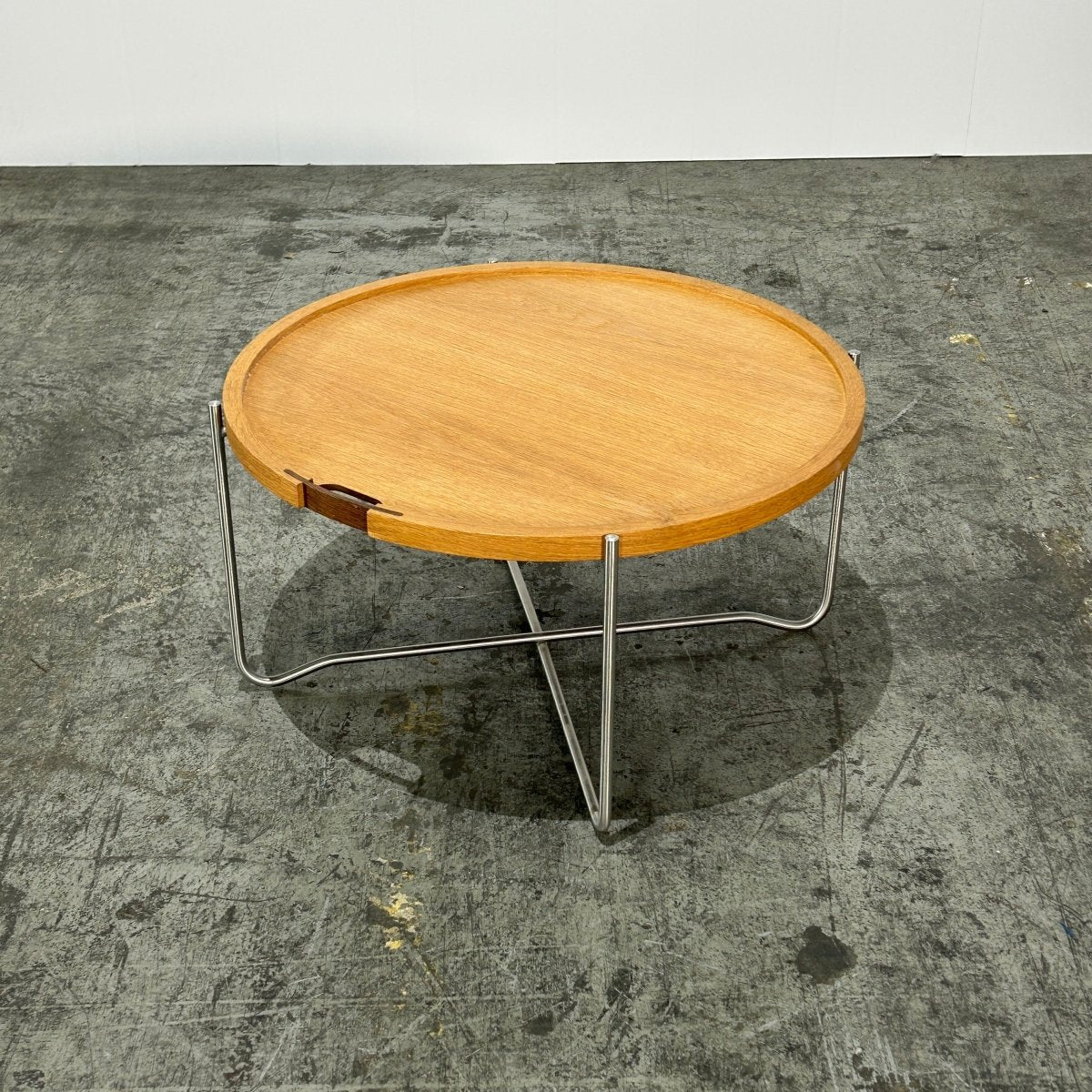 Carl Hansen & Son CH417 Tray Table by Hans J. Wegner @ REHAUS