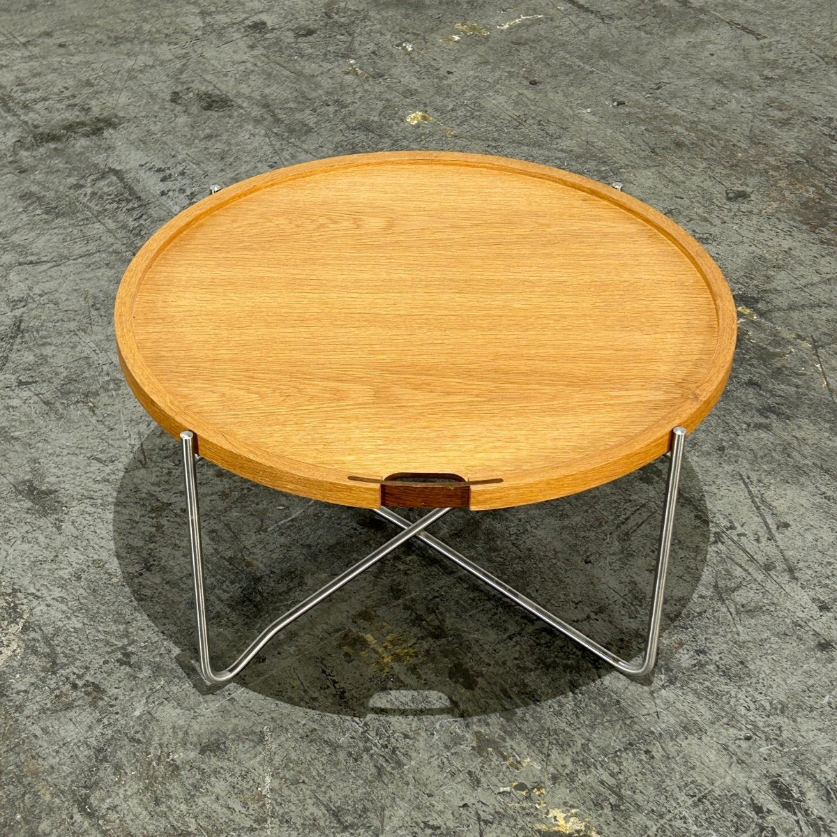 Carl Hansen & Son CH417 Tray Table by Hans J. Wegner @ REHAUS