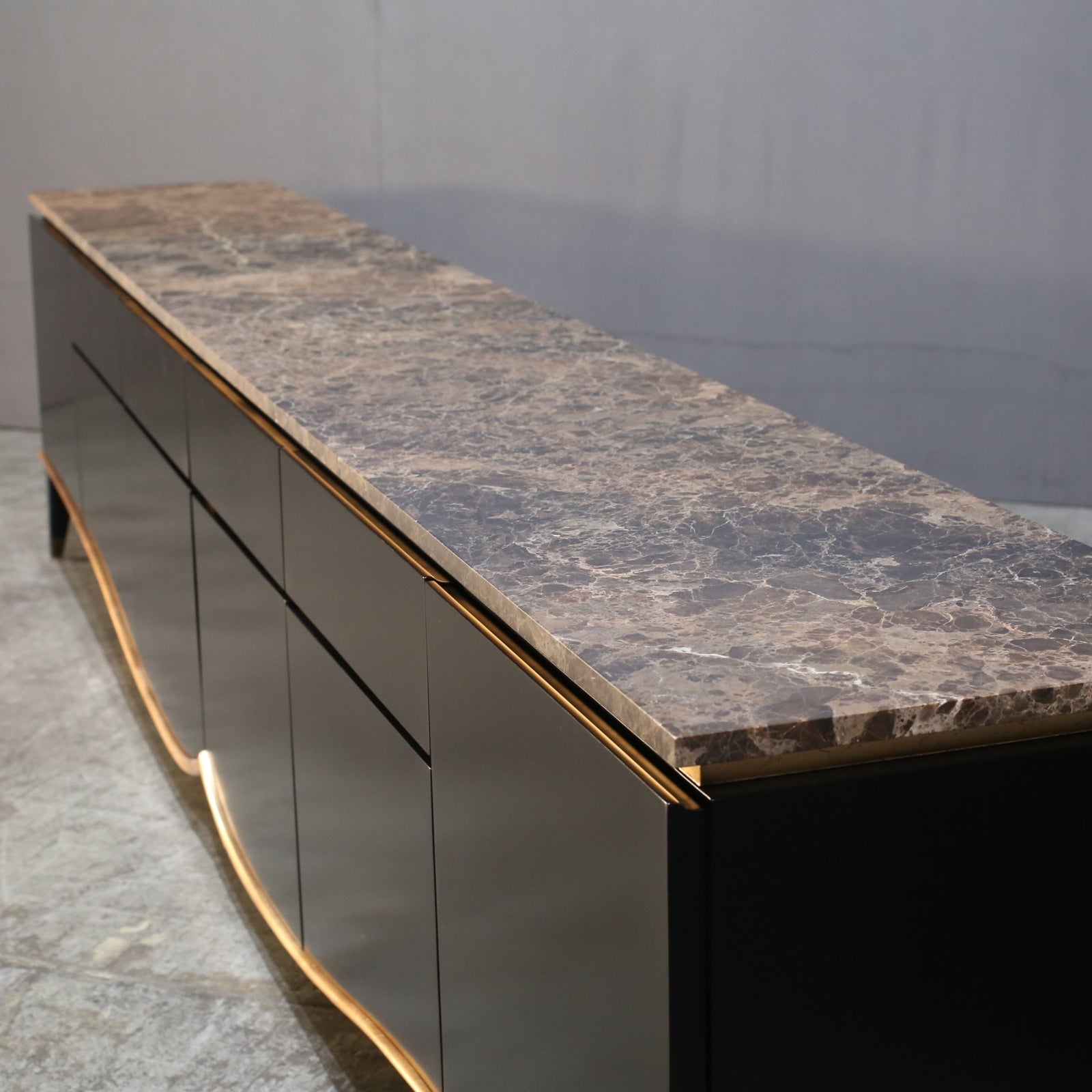 Christopher Guy Harper Cabinet @ REHAUS