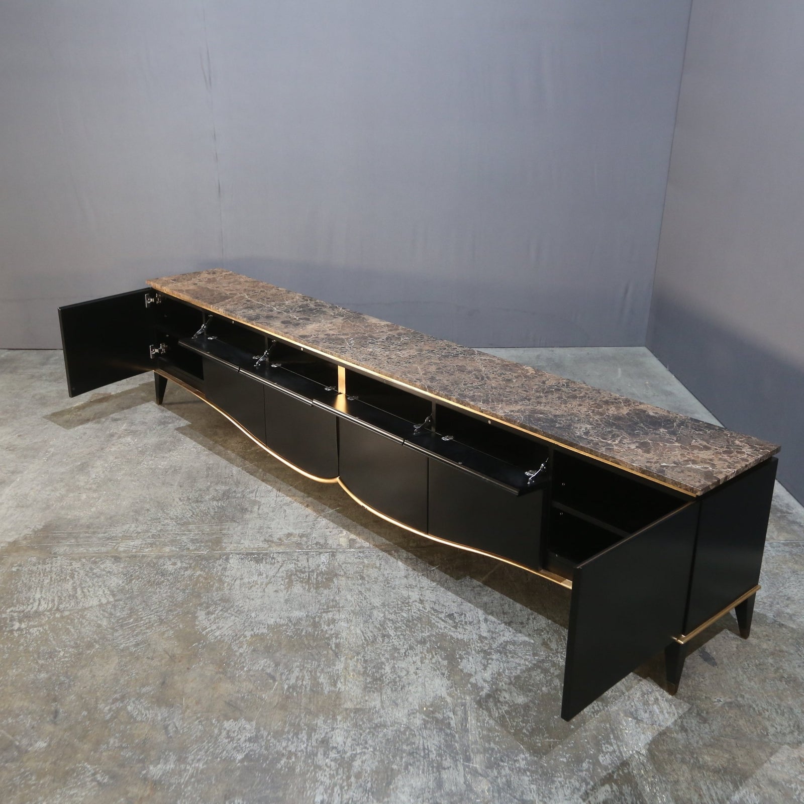 Christopher Guy Harper Cabinet @ REHAUS