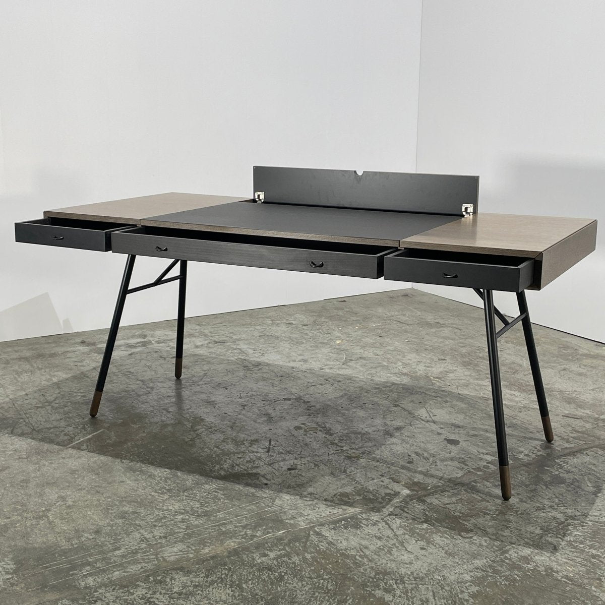 Cupertino Desk by BoConcept @ REHAUS