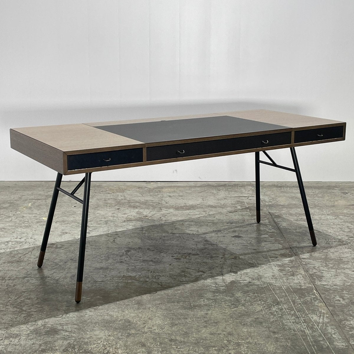 Cupertino Desk by BoConcept @ REHAUS