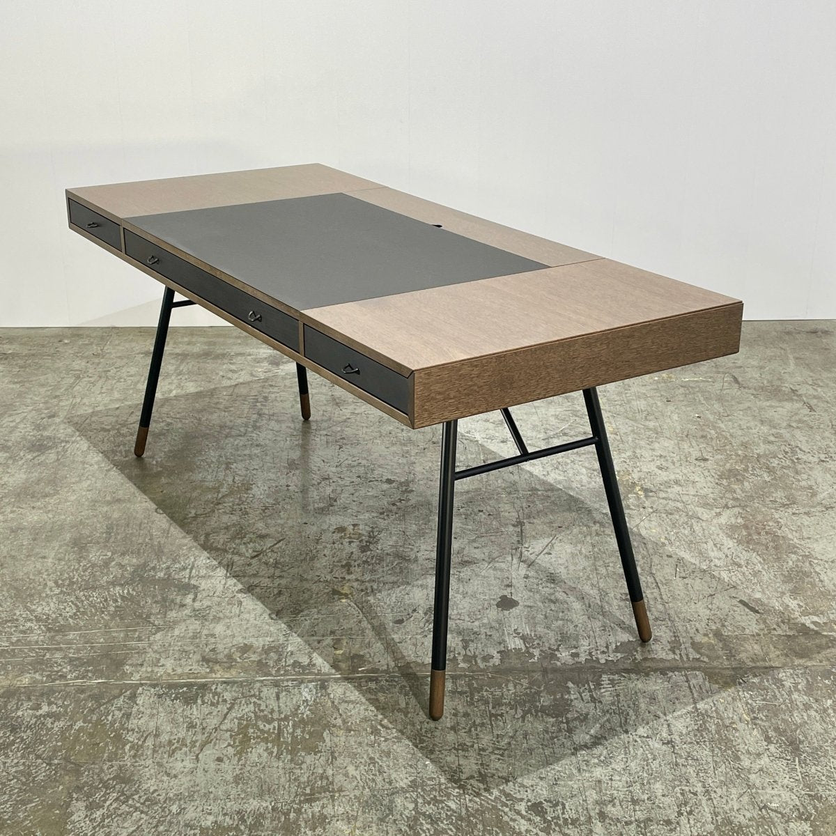 Cupertino Desk by BoConcept @ REHAUS