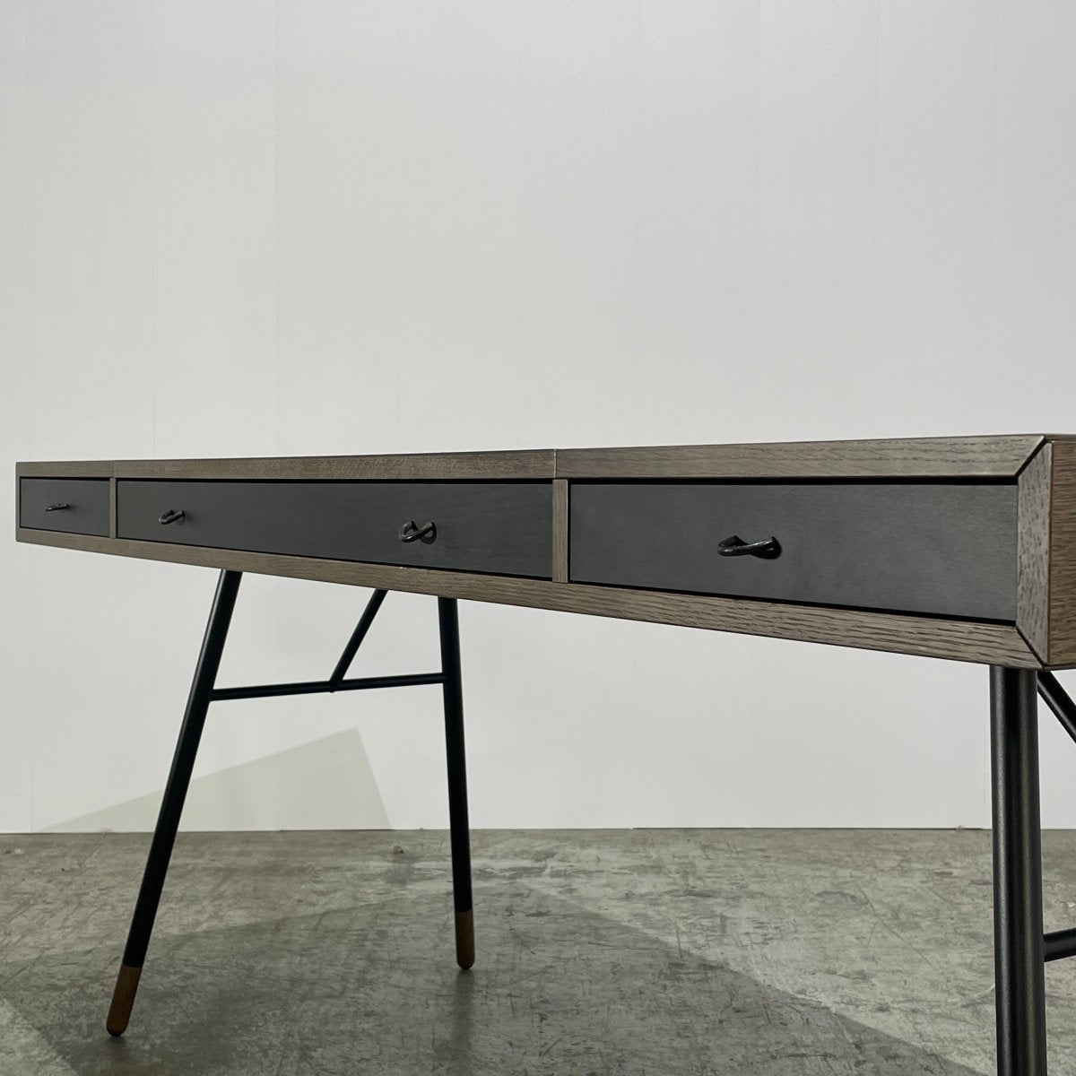 Cupertino Desk by BoConcept @ REHAUS