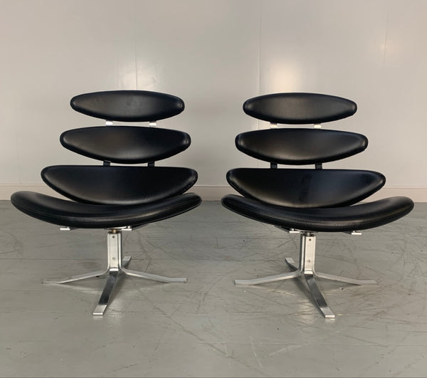 Erik Jorgensen Corona EJ5 Chairs in Black Apache Leather, Set of 2 @ REHAUS