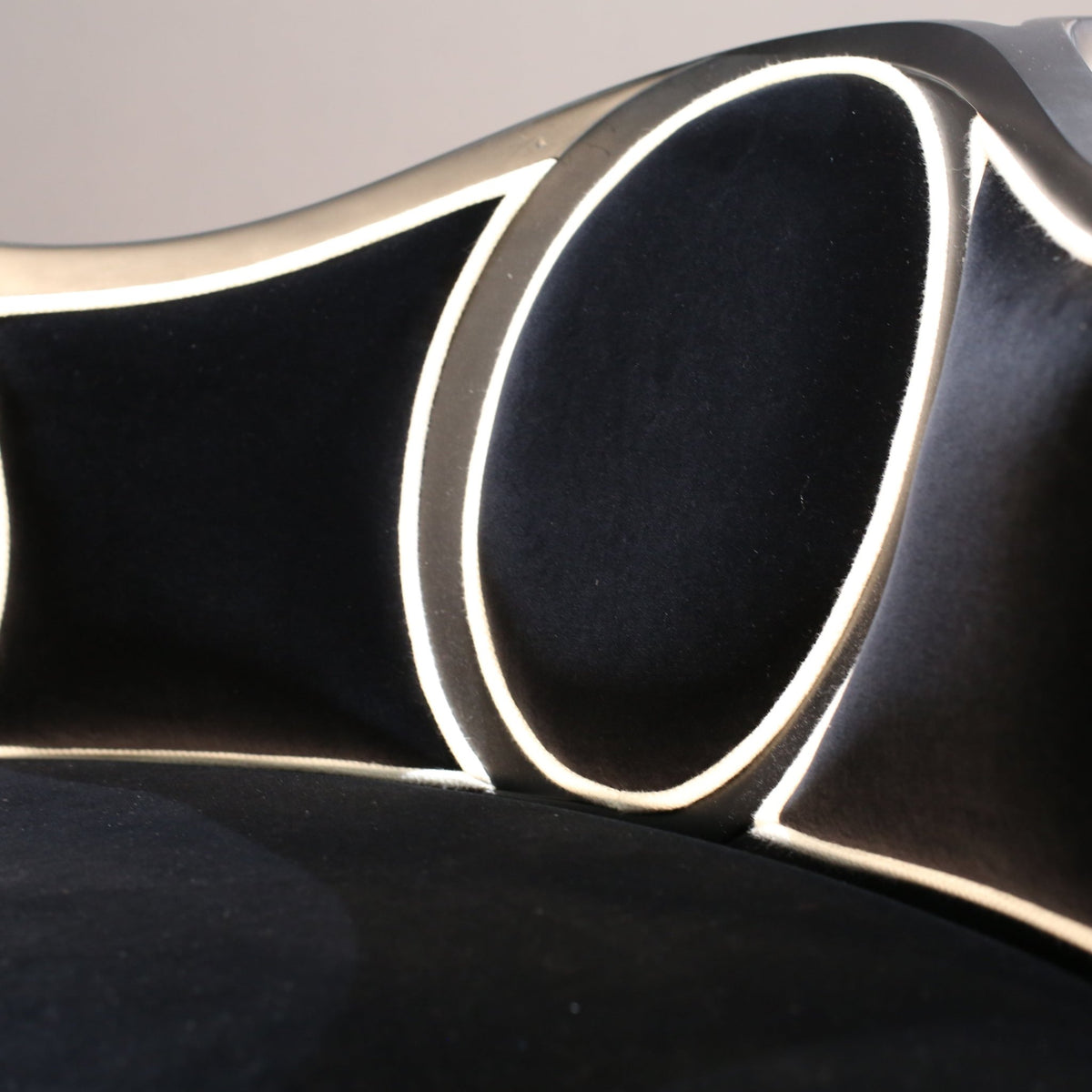 Féraud Round Chaise by Christopher Guy @ REHAUS