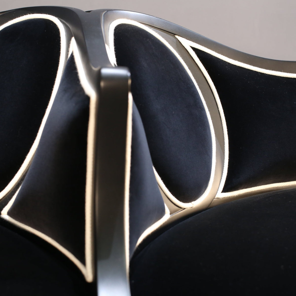 Féraud Round Chaise by Christopher Guy @ REHAUS