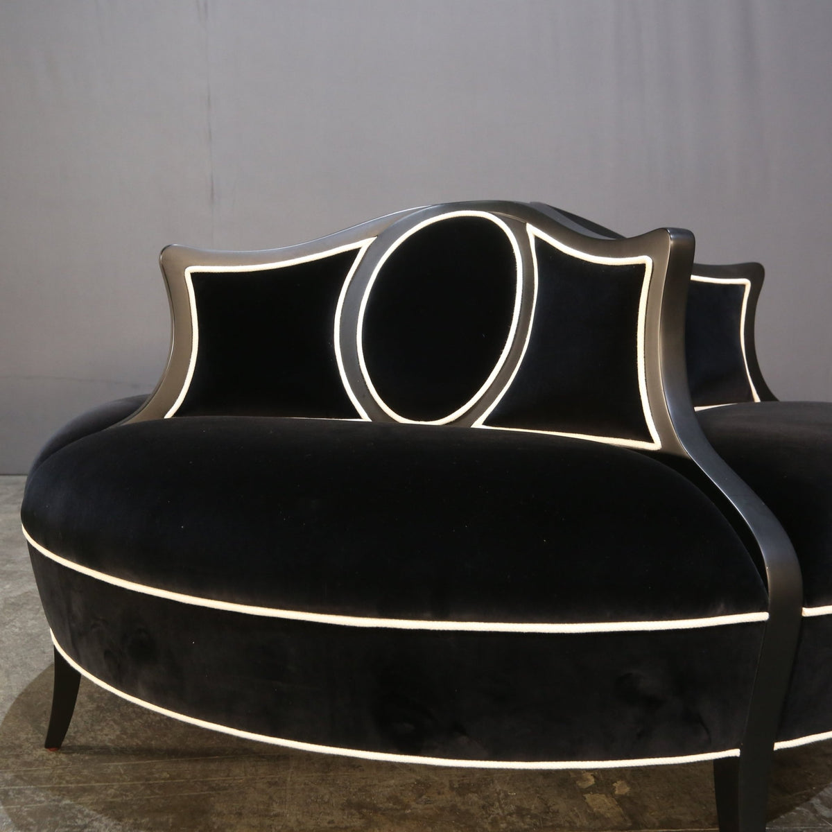 Féraud Round Chaise by Christopher Guy @ REHAUS