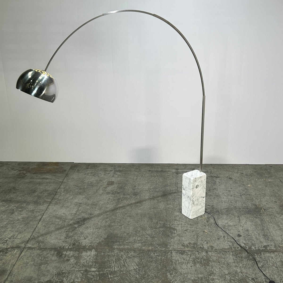 Flos Arco Floor Lamp by Achille and Pier Giacomo Castiglioni @ REHAUS
