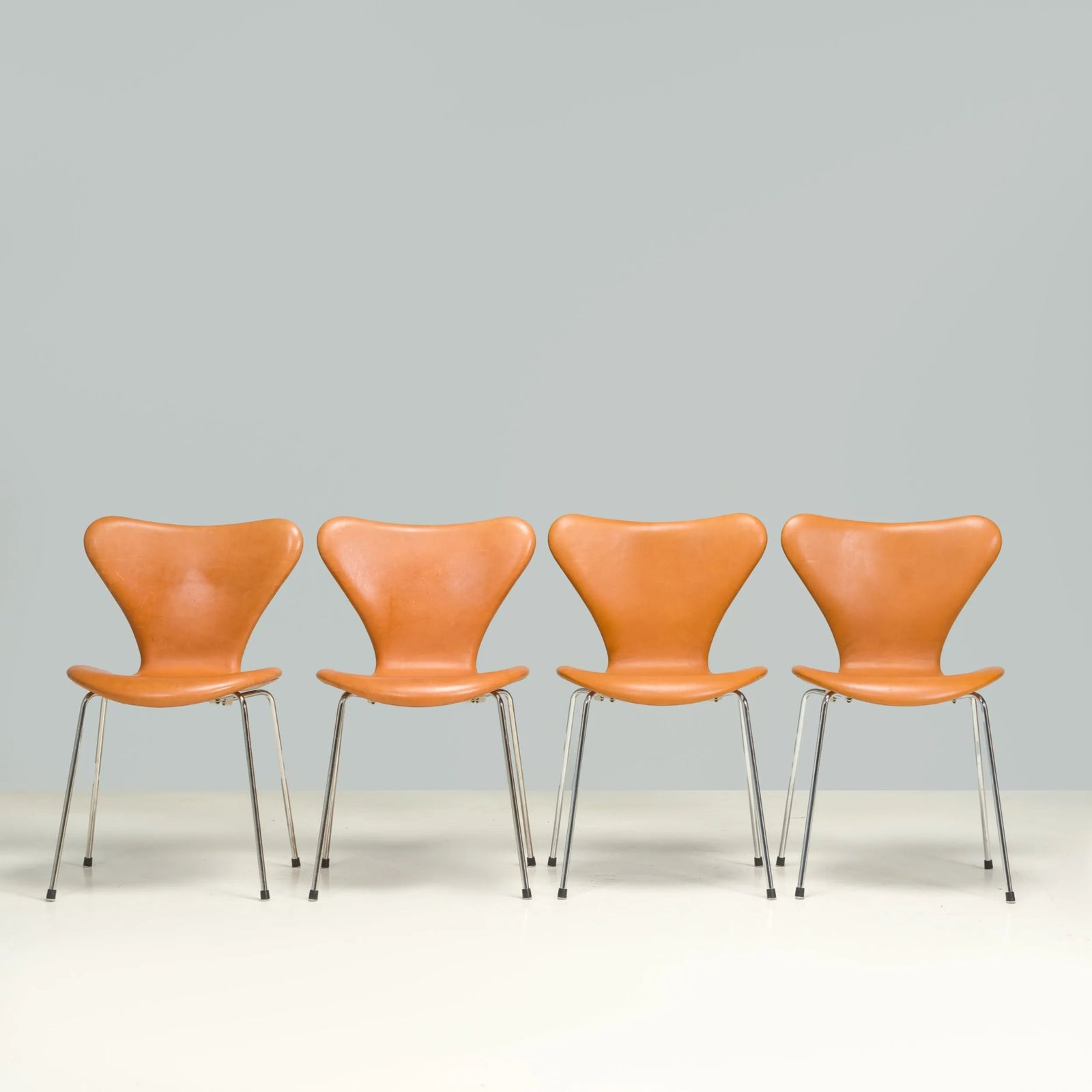 Fritz Hansen by Arne Jacobsen Brown Leather 3107 Series 7 Dining Chairs, Set of 4 - REHAUS - arne jacobsen