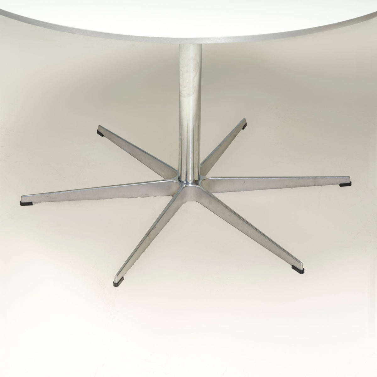Fritz Hansen by Arne Jacobsen Circular White Dining Table - REHAUS - Fritz Hansen