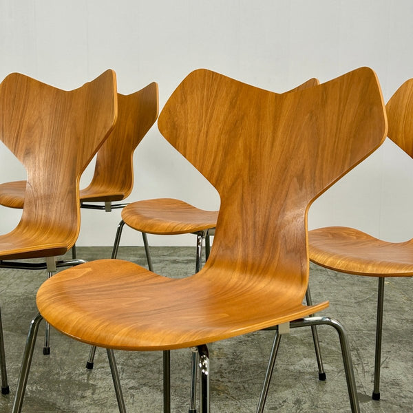 Fritz Hansen Grand Prix Chairs by Arne Jacobsen, Set of Six @ REHAUS