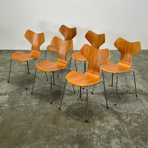 Fritz Hansen Grand Prix Chairs by Arne Jacobsen, Set of Six @ REHAUS