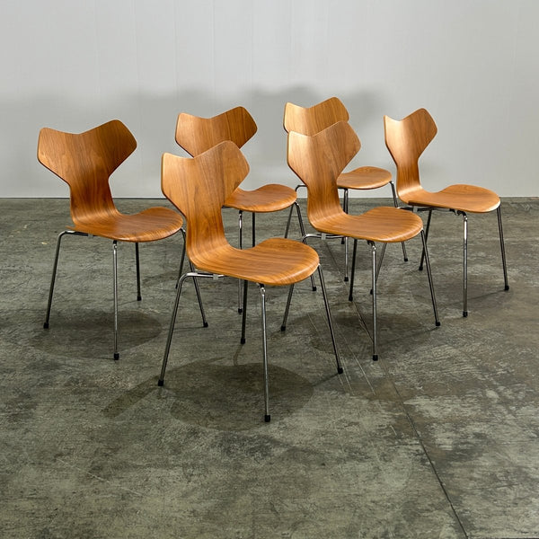 Fritz Hansen Grand Prix Chairs by Arne Jacobsen, Set of Six @ REHAUS
