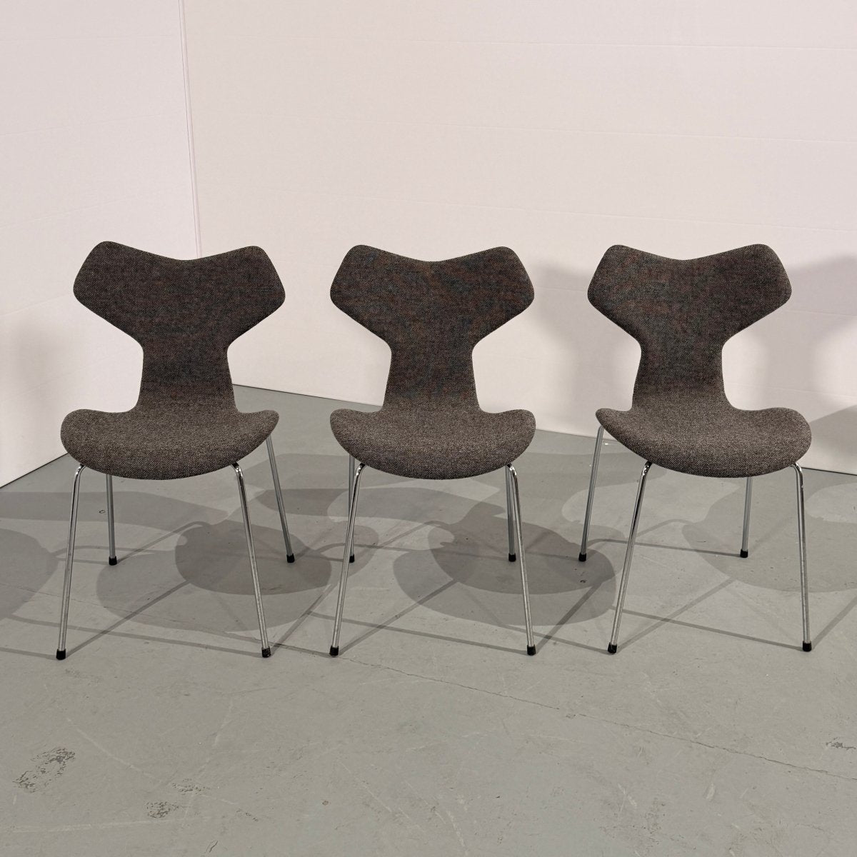 Fritz Hansen Grand Prix Chairs by Arne Jacobsen, Set of Three @ REHAUS