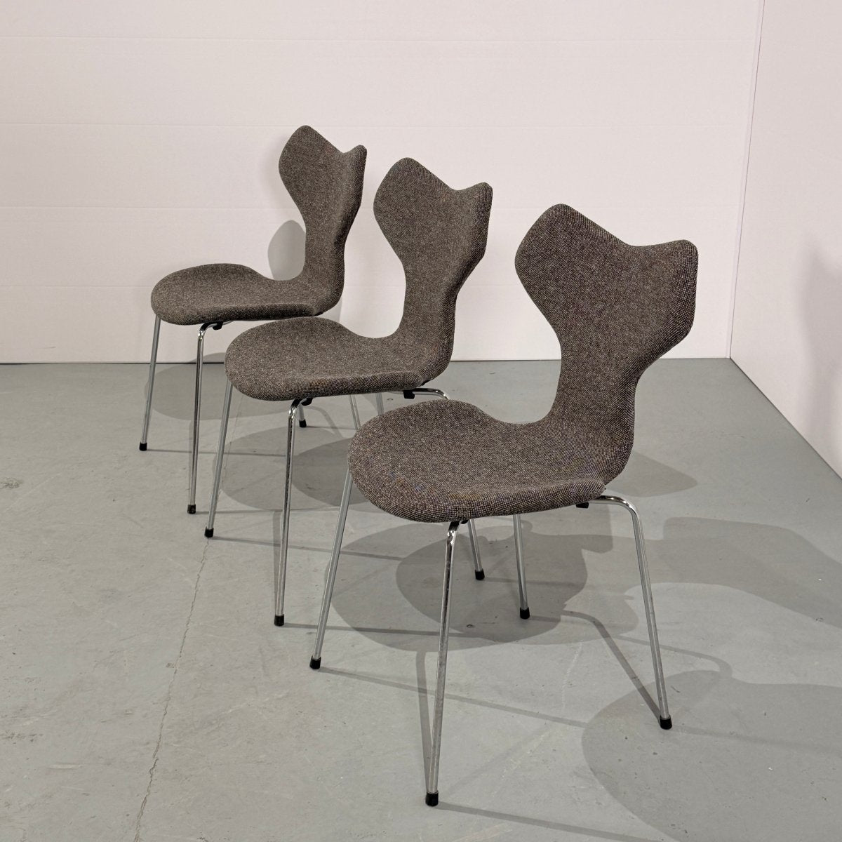 Fritz Hansen Grand Prix Chairs by Arne Jacobsen, Set of Three @ REHAUS