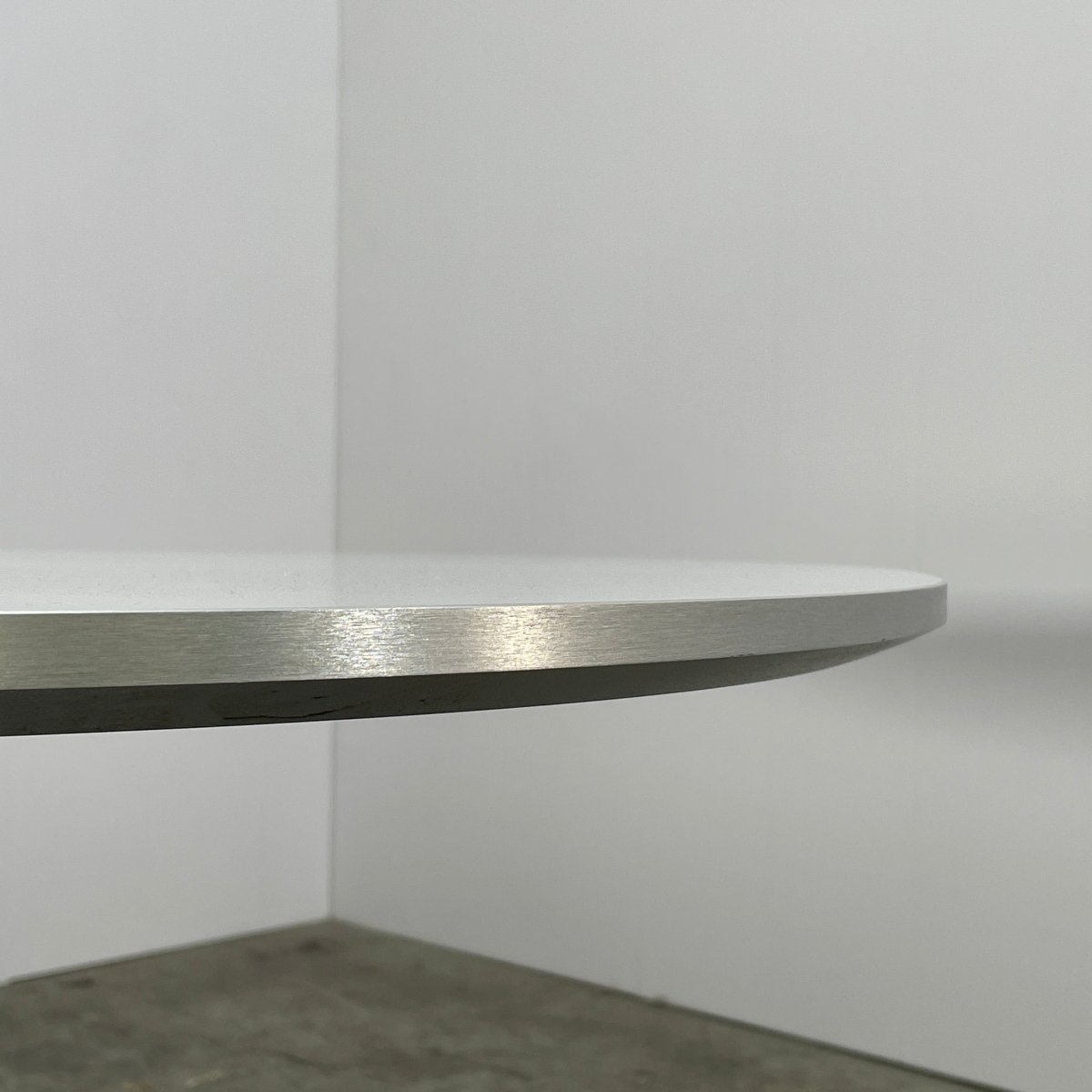 Fritz Hansen Supercircular Pedestal Dining Table by Piet Hein, Bruno Mathsson & Arne Jacobsen @ REHAUS