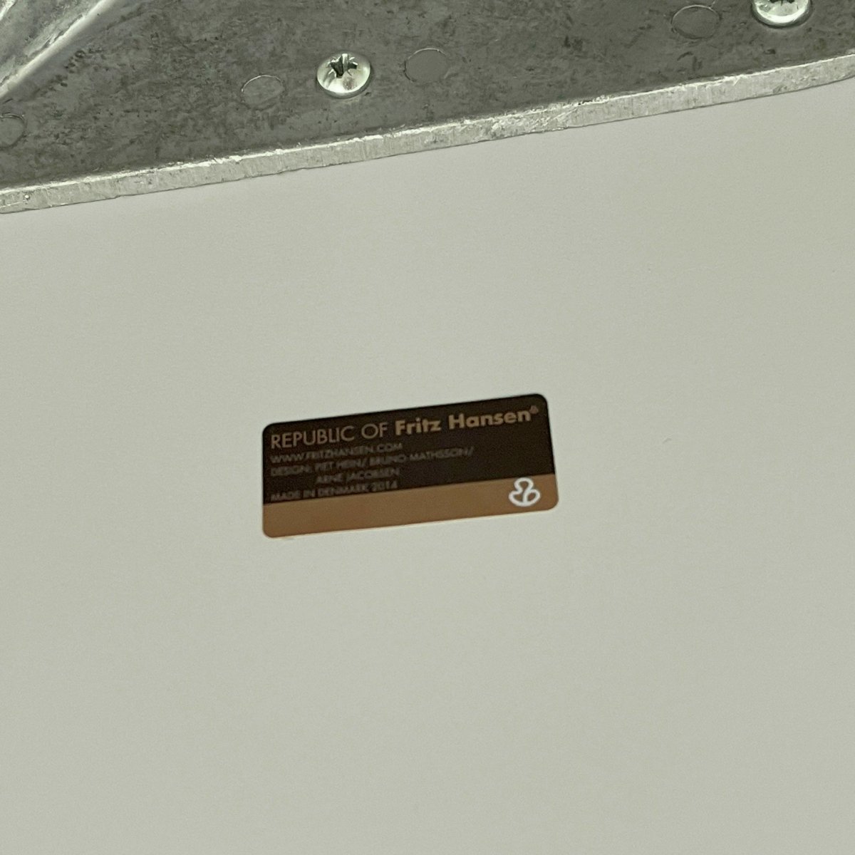 Fritz Hansen Supercircular Pedestal Dining Table by Piet Hein, Bruno Mathsson & Arne Jacobsen @ REHAUS