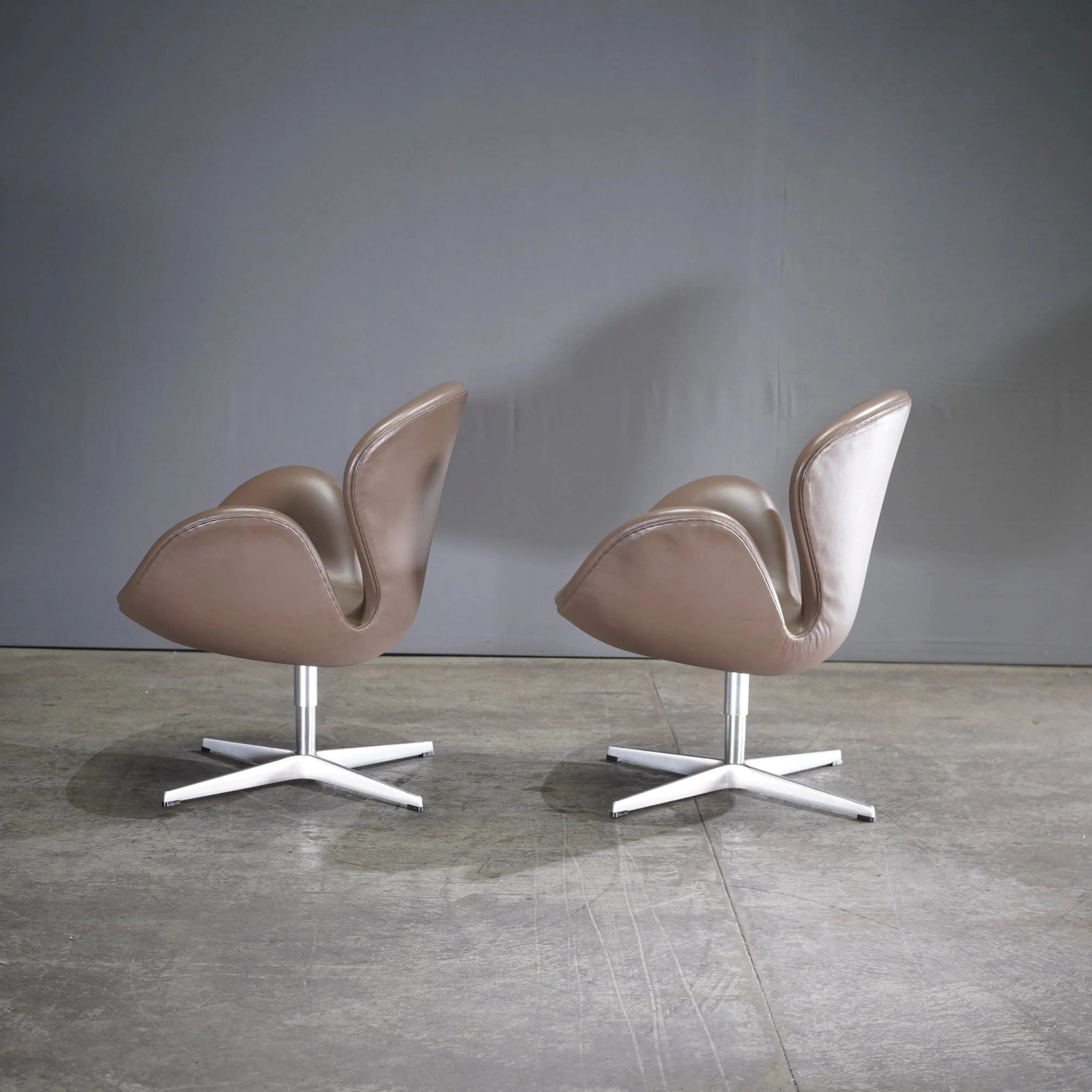 Fritz Hansen Swan™ Leather Chair by Arne Jacobsen, set of 2 - REHAUS - Fritz Hansen
