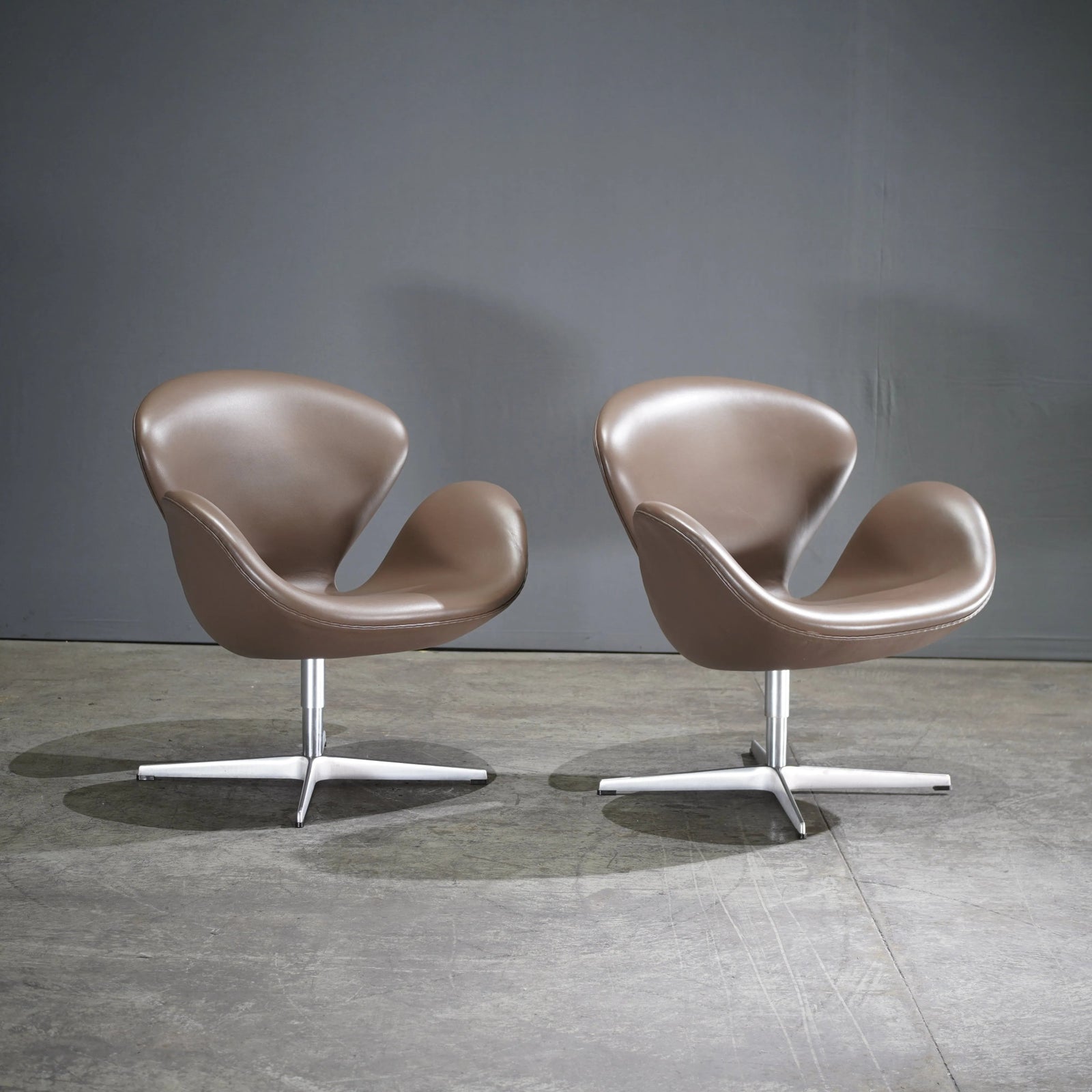 Fritz Hansen Swan™ Leather Chair by Arne Jacobsen, set of 2 - REHAUS - Fritz Hansen