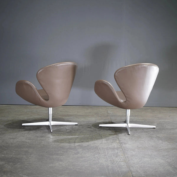 Fritz Hansen Swan™ Leather Chair by Arne Jacobsen, set of 2 - REHAUS - Fritz Hansen