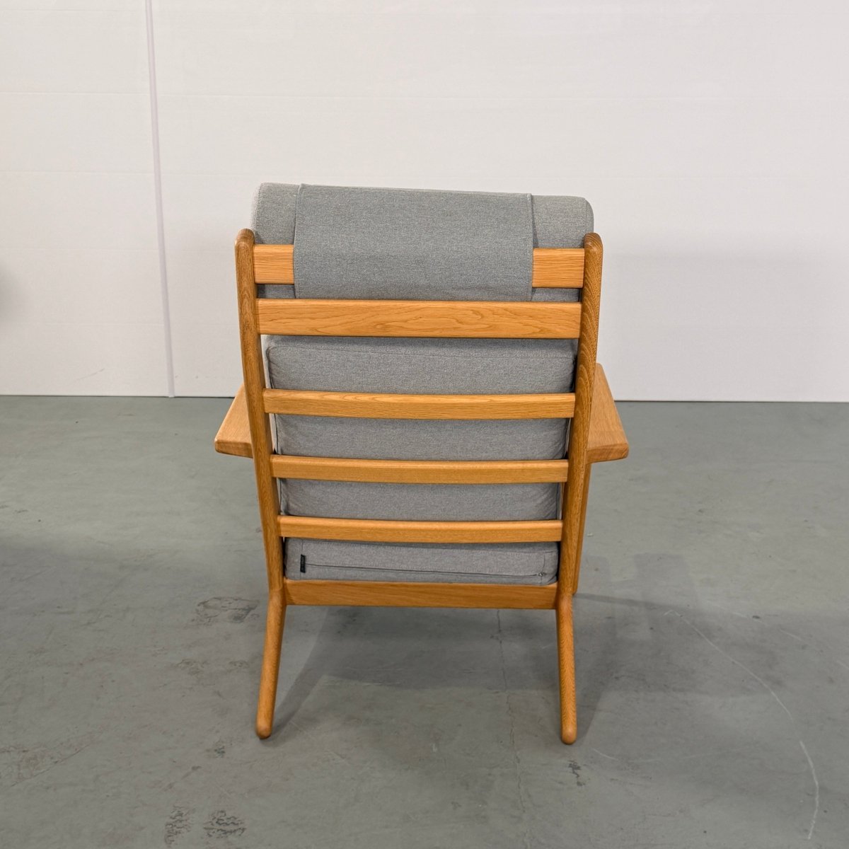 GE-290A Lounge Chair by Hans J. Wegner @ REHAUS