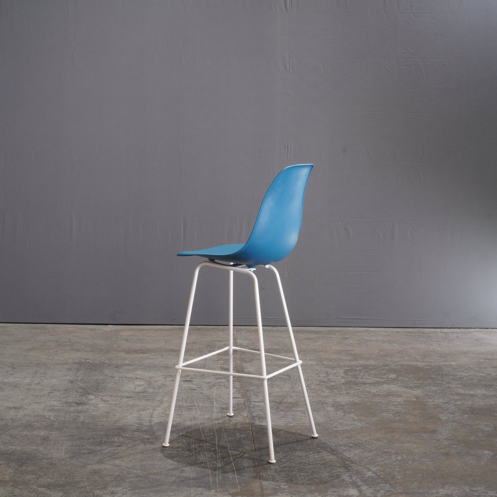 Herman Miller Blue Moulded Plastic Stool by Charles & Ray Eames - REHAUS - Herman Miller