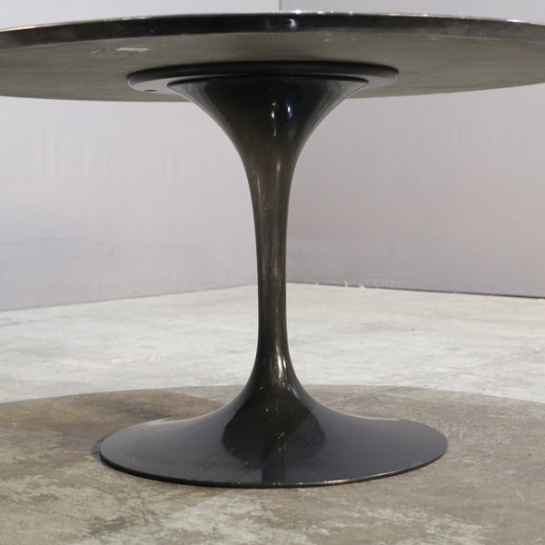 Knoll Saarinen 1370 Dining Table @ REHAUS