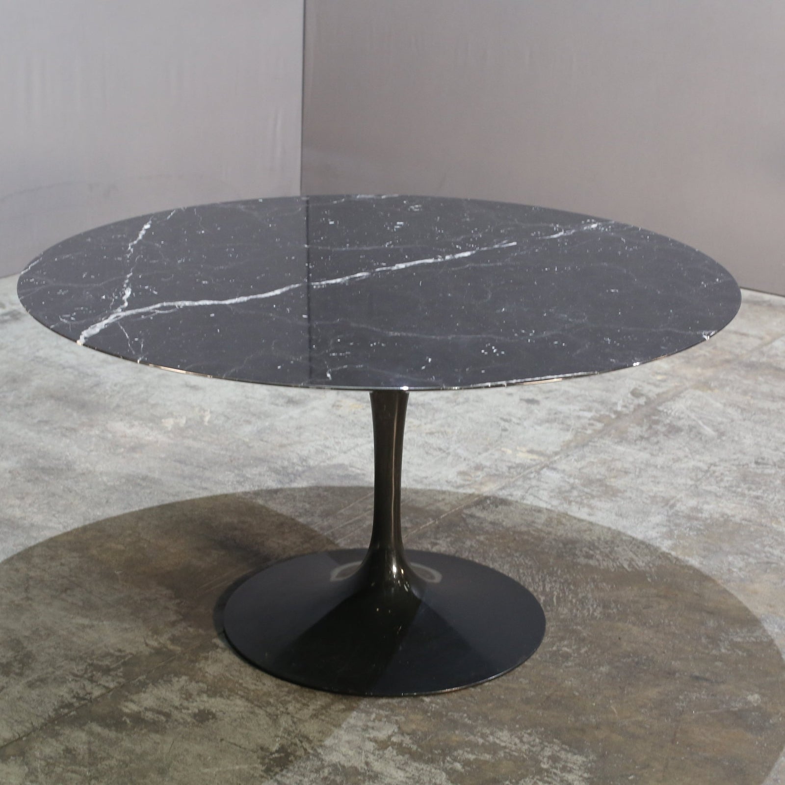 Knoll Saarinen 1370 Dining Table @ REHAUS