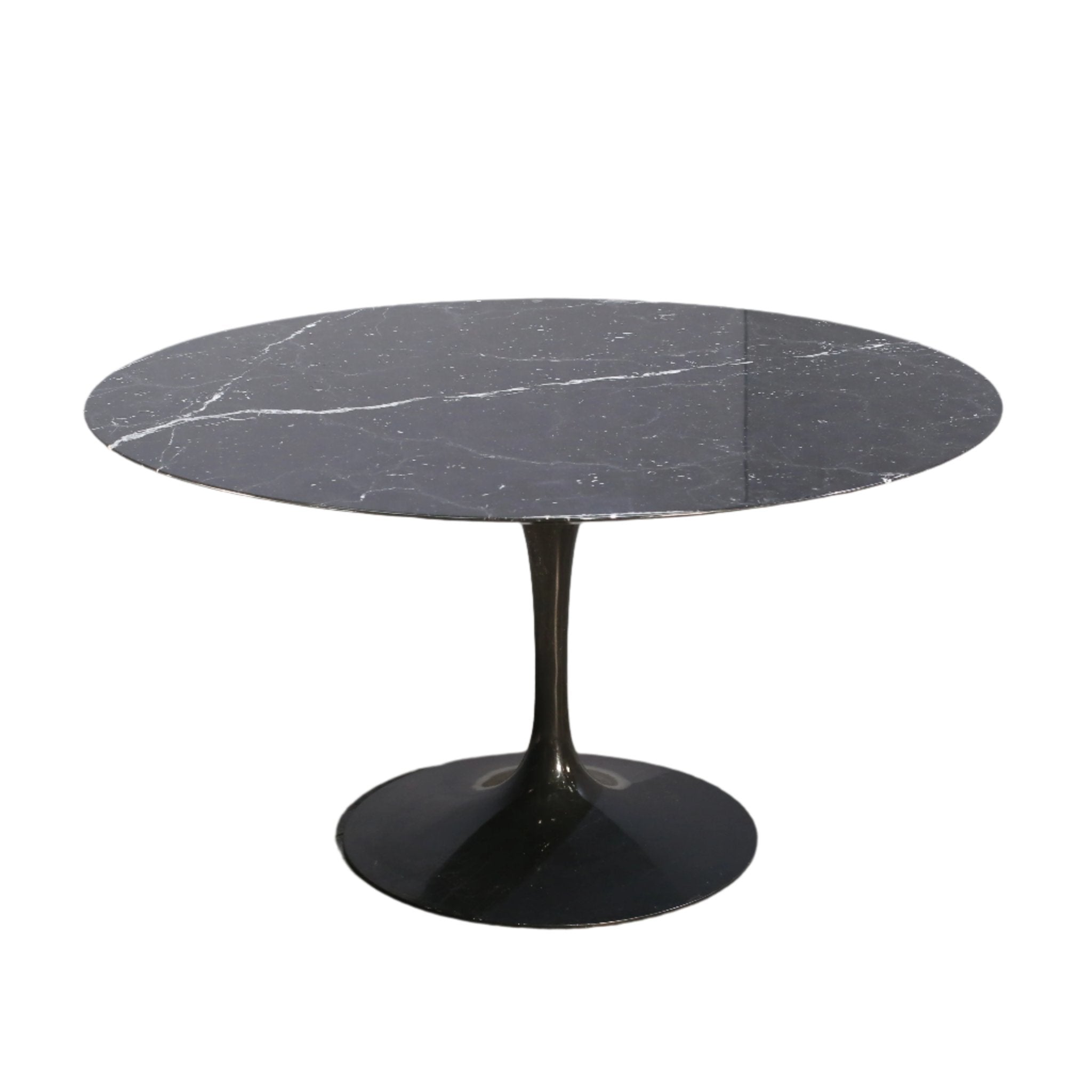 Knoll Saarinen 1370 Dining Table @ REHAUS